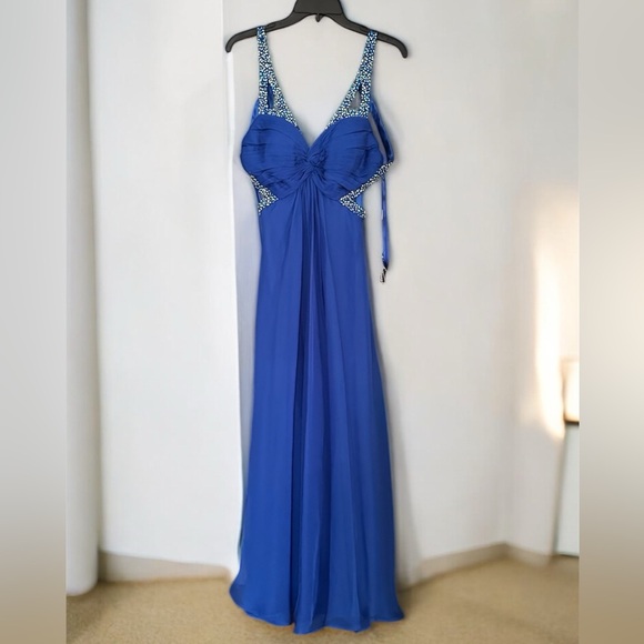 La Femme Prom Dress with Beading- Size 2 NEW - Picture 1 of 10